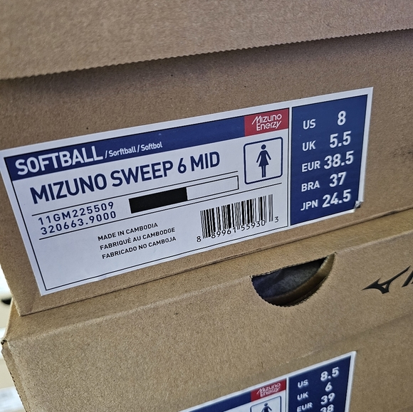 MIZUNO SWEEP 6 MID WOMEN'S METAL SOFTBALL CLEAT Tough and incredibly lightweight - Picture 5 of 16